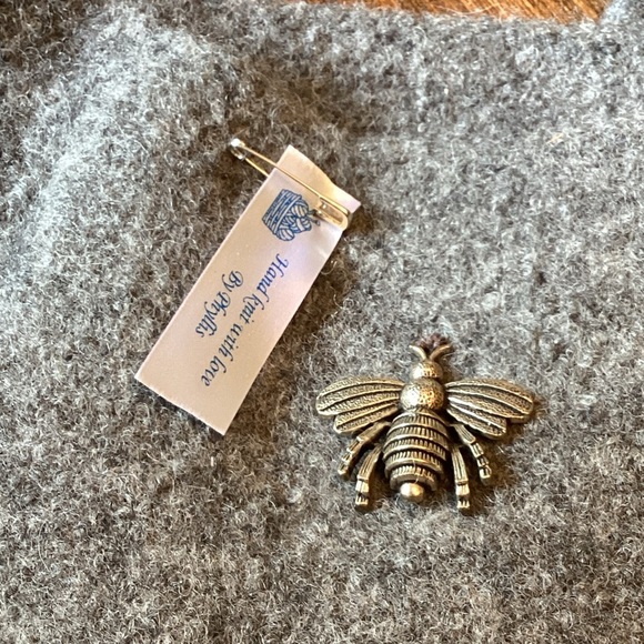 Hand Made Wool Grey Crossbody Bag with Bumblebee Pin - Picture 3 of 9